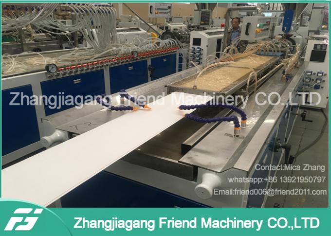 ligne d'extrusion de panneau de plafond de PVC de puissance du moteur 37kw pour le ménage 4m/Min Speed 0