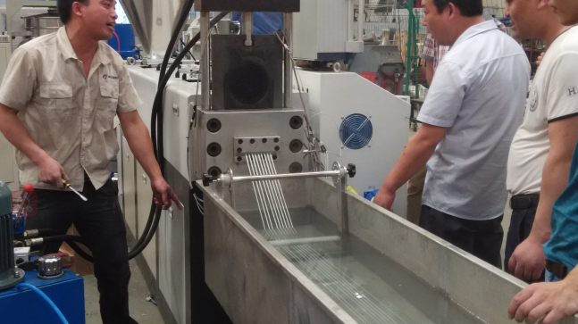 La vis simple 100kg/H a produit l'extrudeuse de machine de pelletisation de PVC 1