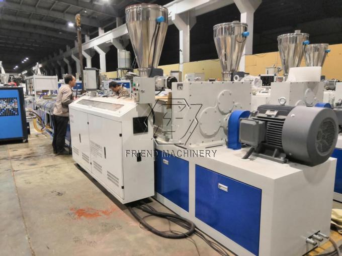 Le PE saupoudrent la chaîne de production d'extrusion de profil de 4m/Min WPC vis jumelle conique 3