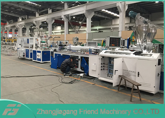 Un bon prix. machine d'extrusion de profil de plastique de 300mm pour la consommation de puissance faible de panneau de plafond de PVC en ligne