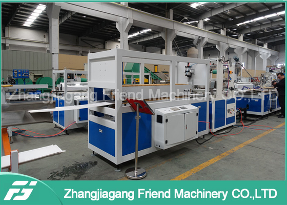 Un bon prix. Panneau de plafond de PVC faisant la machine, chaîne de production de plafond de PVC opération facile en ligne