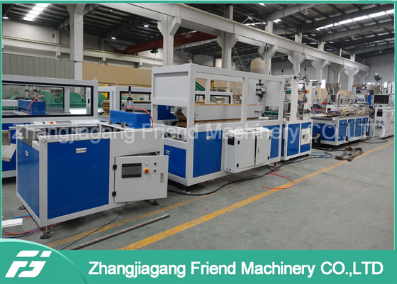 Un bon prix. Grand plafond de PVC de capacité faisant la machine, chaîne de production de panneau de mur de PVC en ligne