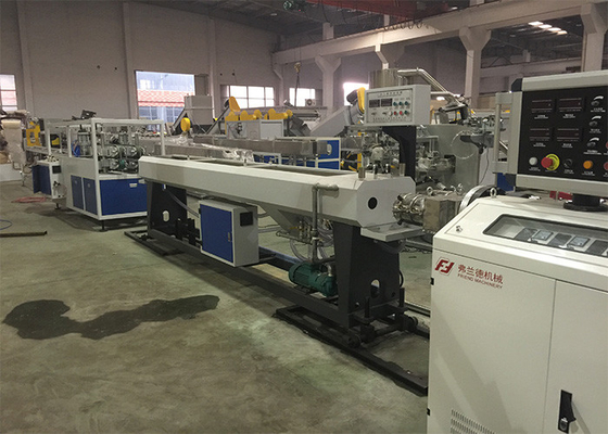Un bon prix. 37kw machine en plastique d'extrusion de tuyau de PLC SJSZ65 UPVC en ligne