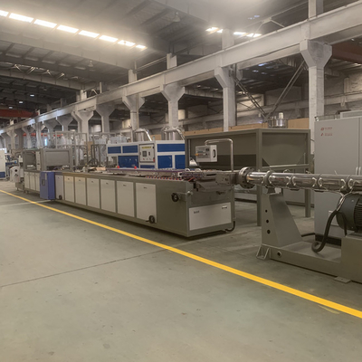Un bon prix. ligne largeur d'extrusion de panneau de plafond de PVC de la capacité 300kg/H de 250mm en ligne