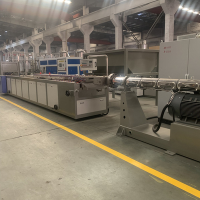 Un bon prix. Vis de double de production de profil de porte de fenêtre de PVC UPVC WPC en ligne