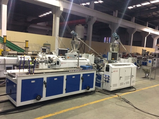 Good price machine d'extrusion de panneau de plafond de PVC de 600mm pour la double conception de vis de feuille en ligne
