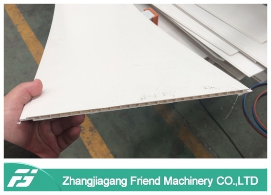 Un bon prix. chaîne de production de plafond de PVC de largeur de 250mm, panneau de plafond de PVC faisant la machine en ligne
