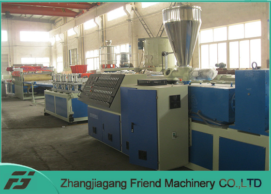 Un bon prix. Aucune chaîne de production de conseil de la déformation WPC largeur de panneau de la machine 1240mm de porte de Wpc en ligne