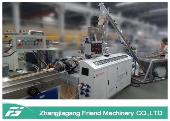 Un bon prix. Ligne noire d'extrusion de Wpc de couleur, machine de petite taille d'extrusion de profil de Wpc en ligne