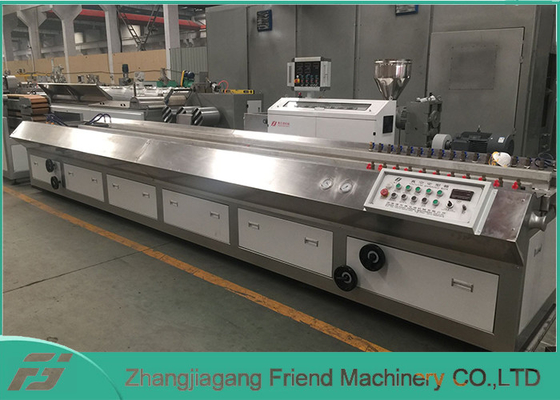 Un bon prix. Vis 4m/Min Wpc Extrusion Machine, chaîne de double de GV de production de Decking de Wpc en ligne