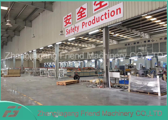 Un bon prix. chaîne de production de conseil de 380V 50HZ WPC machine d'extrusion de Wpc haut efficace en ligne