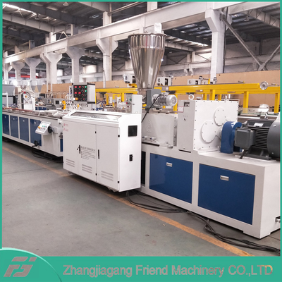 Un bon prix. Machine de fabrication de panneaux WPC à extrusion Anti-chimique Opération pratique en ligne