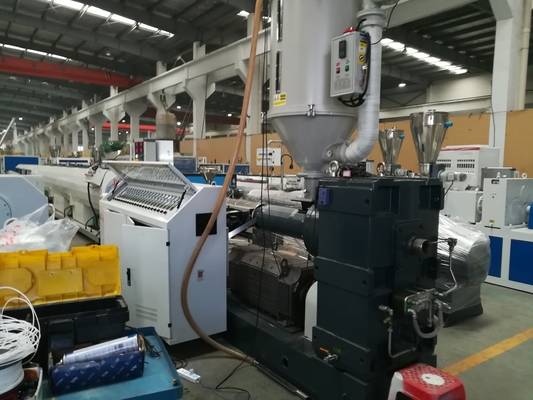 Un bon prix. Ligne ondulée alimentation à mur unique d'extrusion de tuyau de PE d'automobile de 1600mm en ligne