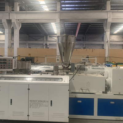 Un bon prix. Machine adaptée aux besoins du client de panneau de profil de PVC de 700mm avec la double vis en ligne