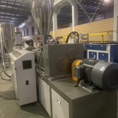 Un bon prix. Ligne adaptée aux besoins du client par conversion pneumatique vis de pelletisation de PVC de double en ligne