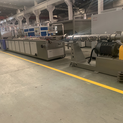 Good price chaîne de production de conseil de 250kg/H WPC 1220mm pour la décoration en ligne