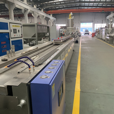 Un bon prix. chaîne de production en plastique de profil de meubles de la largeur 55kw de 180mm en ligne