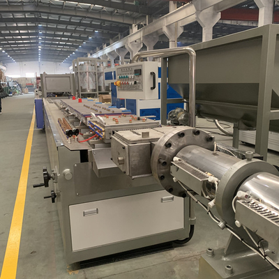 Good price chaîne de production en plastique de panneau en bois WPC de 80kg/H 1200mm vis jumelle conique en ligne