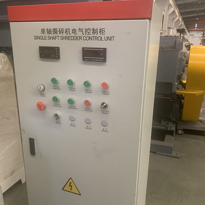 Un bon prix. structure ferme de machine en plastique de broyeur de défibreur de l'axe WPC du double 650kg/H en ligne