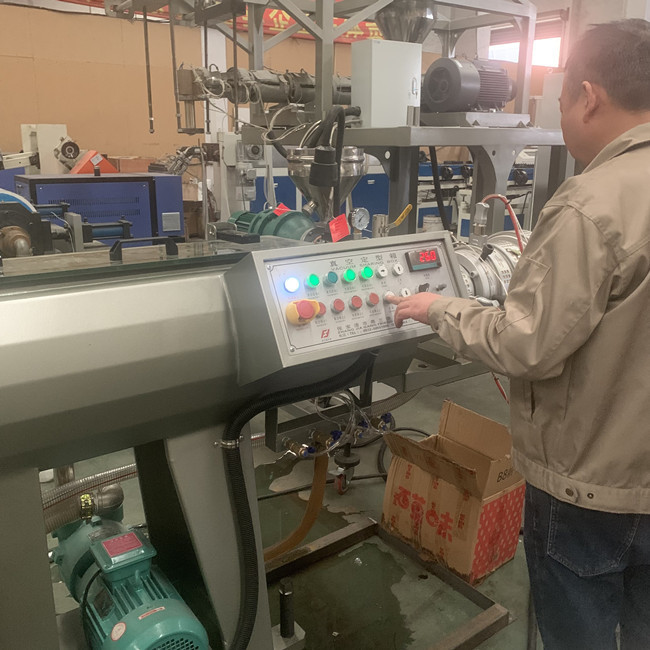 ligne machine d'extrusion de tuyau de HDPE de l'agriculture 1000kg/H 2