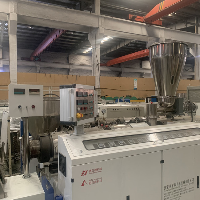 Machine adaptée aux besoins du client de panneau de profil de PVC de 700mm avec la double vis 2