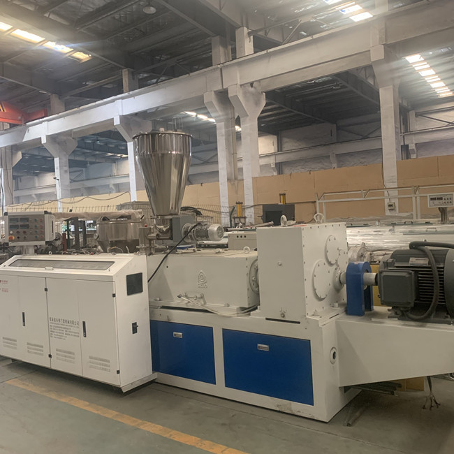 Machine adaptée aux besoins du client de panneau de profil de PVC de 700mm avec la double vis 0