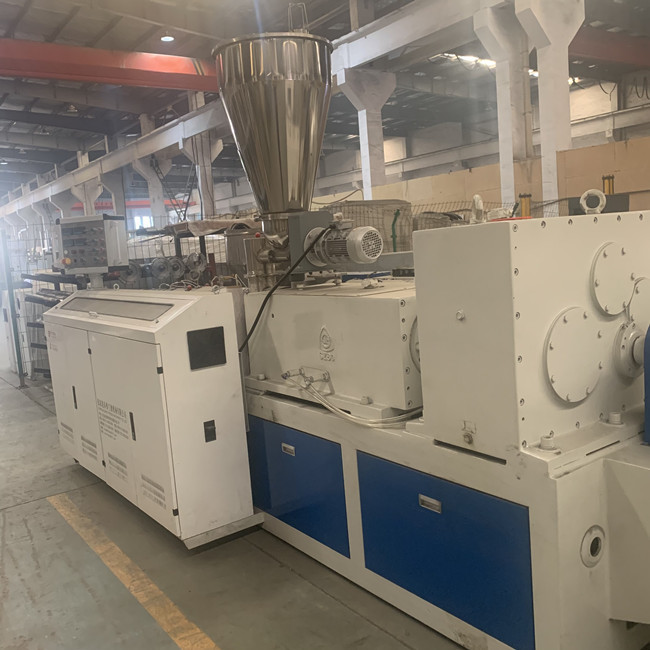 la tension 250kg/H a adapté la ligne aux besoins du client vis jumelle conique de pelletisation de PVC de granules 1