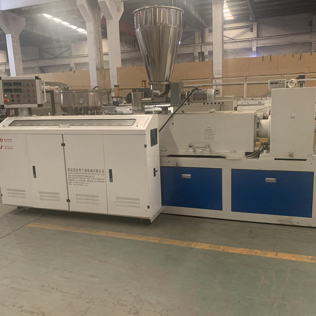 la tension 250kg/H a adapté la ligne aux besoins du client vis jumelle conique de pelletisation de PVC de granules 0
