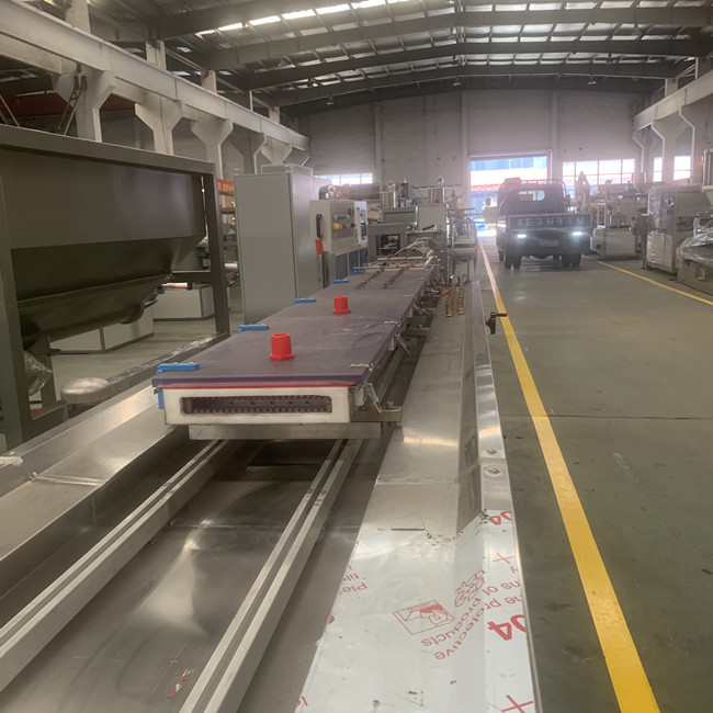 ligne largeur d'extrusion de panneau de plafond de PVC de la capacité 300kg/H de 250mm 1
