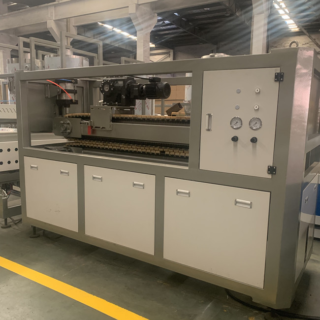 chaîne de production de conseil de 250kg/H WPC 1220mm pour la décoration 5