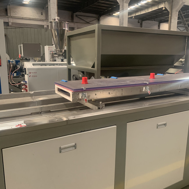 chaîne de production de conseil de 250kg/H WPC 1220mm pour la décoration 4