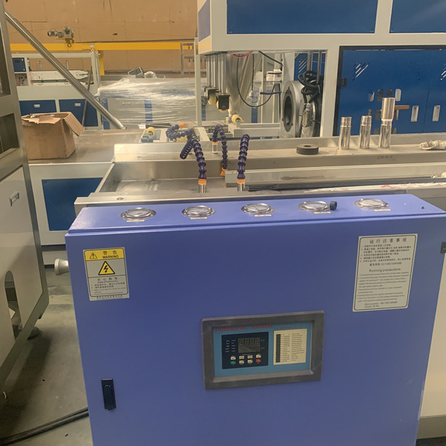 chaîne de production de conseil de 250kg/H WPC 1220mm pour la décoration 3