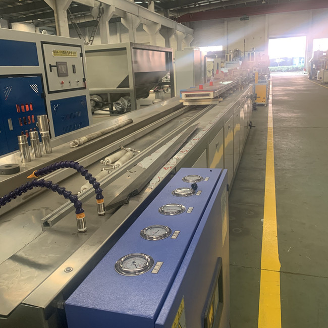chaîne de production de conseil de 250kg/H WPC 1220mm pour la décoration 1