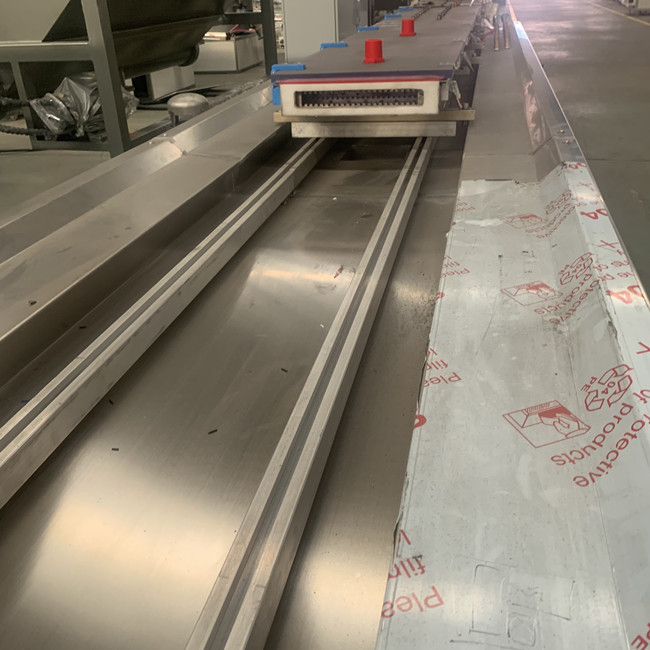 Vis de double de production de profil de porte de fenêtre de PVC UPVC WPC 4