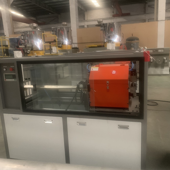 la chaîne de production d'extrudeuse de tuyau du HDPE 180kg/H machine d'extrusion nettoient à l'aspirateur la formation 2