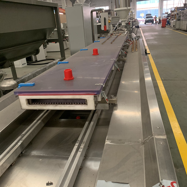 moteur de fabrication de la machine 37kw de 4m/Min Pvc Ceiling Wall Panel 2