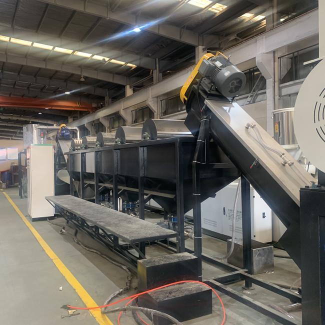 ligne de réutilisation en plastique lame en forme de V de l'ANIMAL FAMILIER 300kg/H en plastique de rebut 2