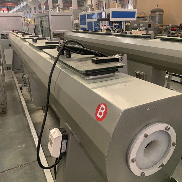 La chaîne de production de tuyau de polyéthylène de PLC 630mm PPR nettoient à l'aspirateur la formation 3