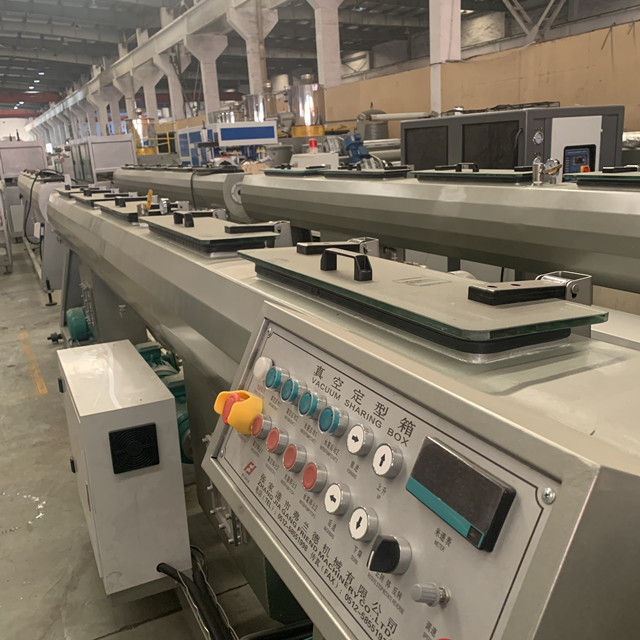 La chaîne de production de tuyau de polyéthylène de PLC 630mm PPR nettoient à l'aspirateur la formation 2