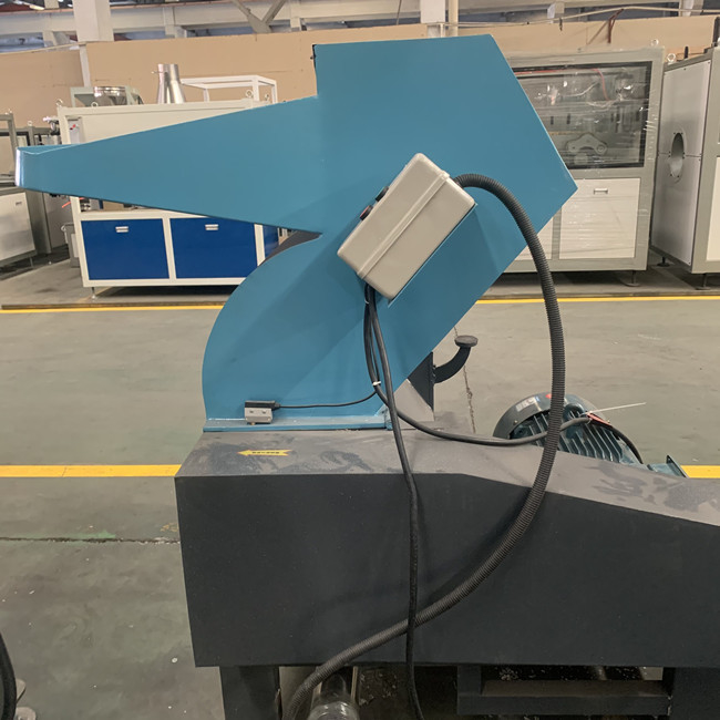 machine 1300kg/H de broyeur de PVC d'épaisseur de paroi de 10mm à faible bruit 4