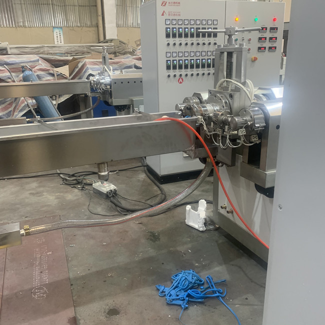 Ligne en plastique complètement automatique vis simple d'extrusion de profil du rotin WPC 4