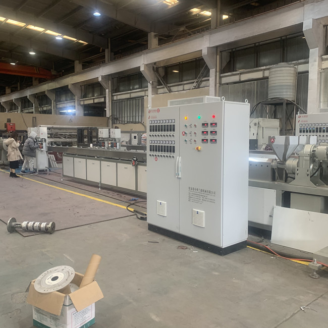Ligne en plastique complètement automatique vis simple d'extrusion de profil du rotin WPC 3