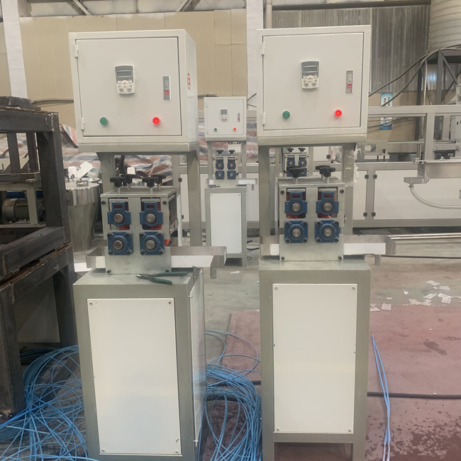 Ligne en plastique complètement automatique vis simple d'extrusion de profil du rotin WPC 2