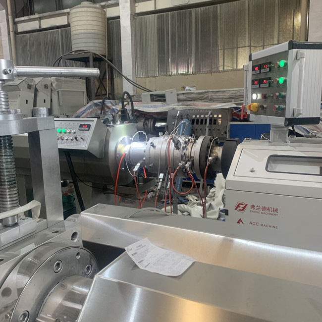 Le PVC saupoudrent la machine en plastique 6m/Min de tuyau de l'eau électrique 4